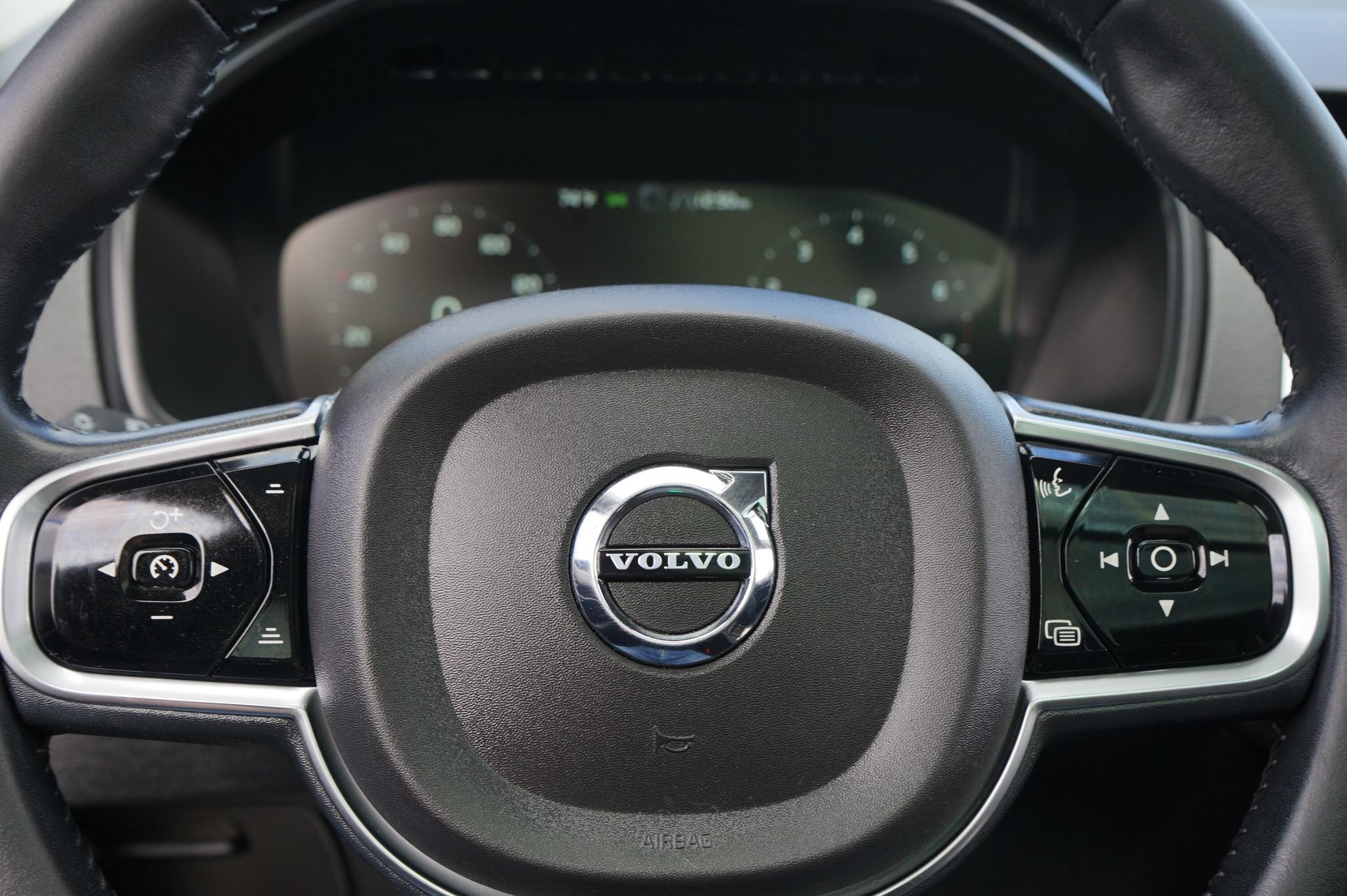 Used 2016 Volvo XC90 T6 Momentum w/ Momentum Plus Package AWD/4WD image 24