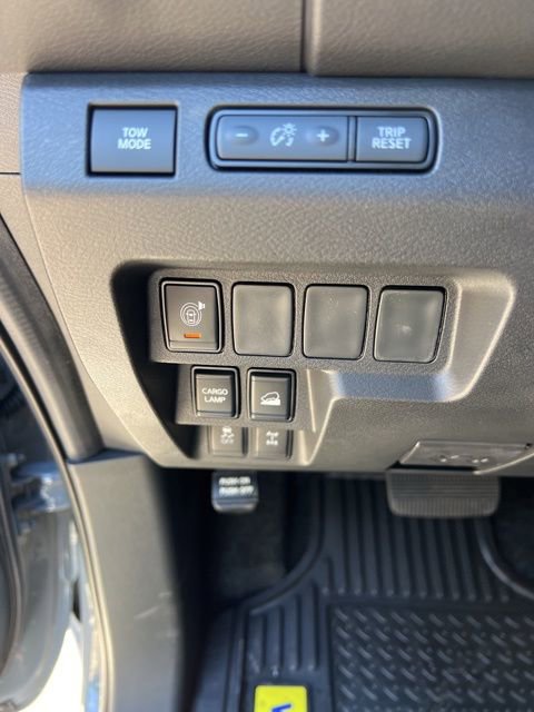 Used 2025 Nissan Frontier PRO-4X image 11