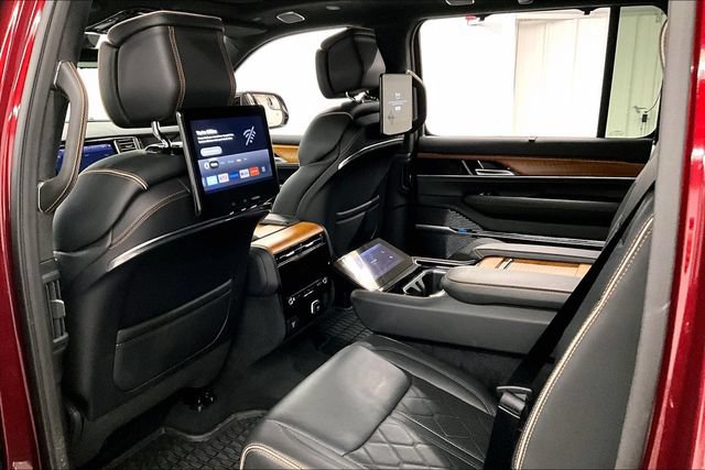 Used 2025 Jeep Grand Wagoneer L Series III w/ Rear-Seat Entertainment Group AWD/4WD image 33