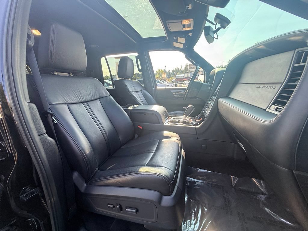 Used 2017 Lincoln Navigator Reserve AWD/4WD image 31