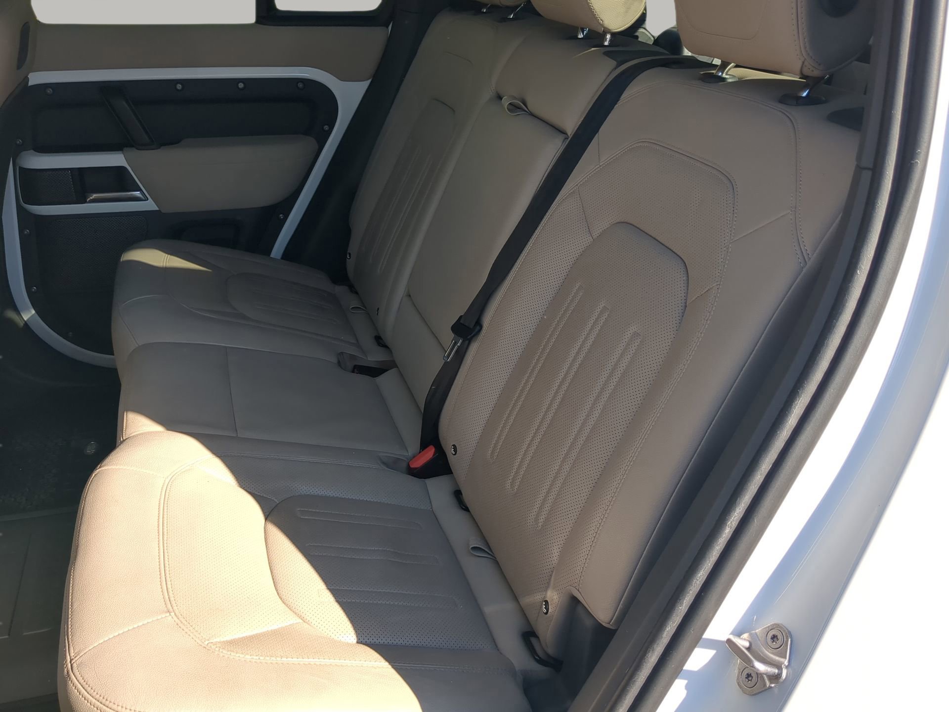 Used 2022 Land Rover Defender 110 SE image 46