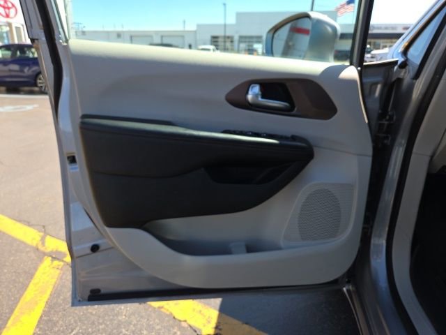 Used 2017 Chrysler Pacifica Touring-L Plus w/ Advanced Safetytec Group image 10