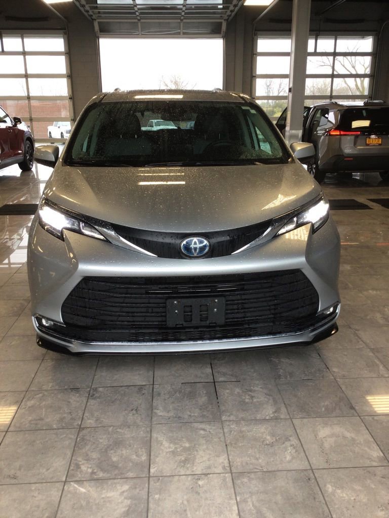 Certified 2021 Toyota Sienna XLE w/ XLE Plus Package image 3