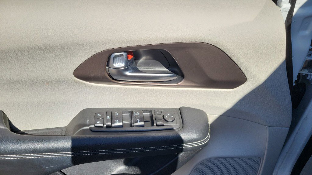 Used 2020 Chrysler Voyager L FWD image 14