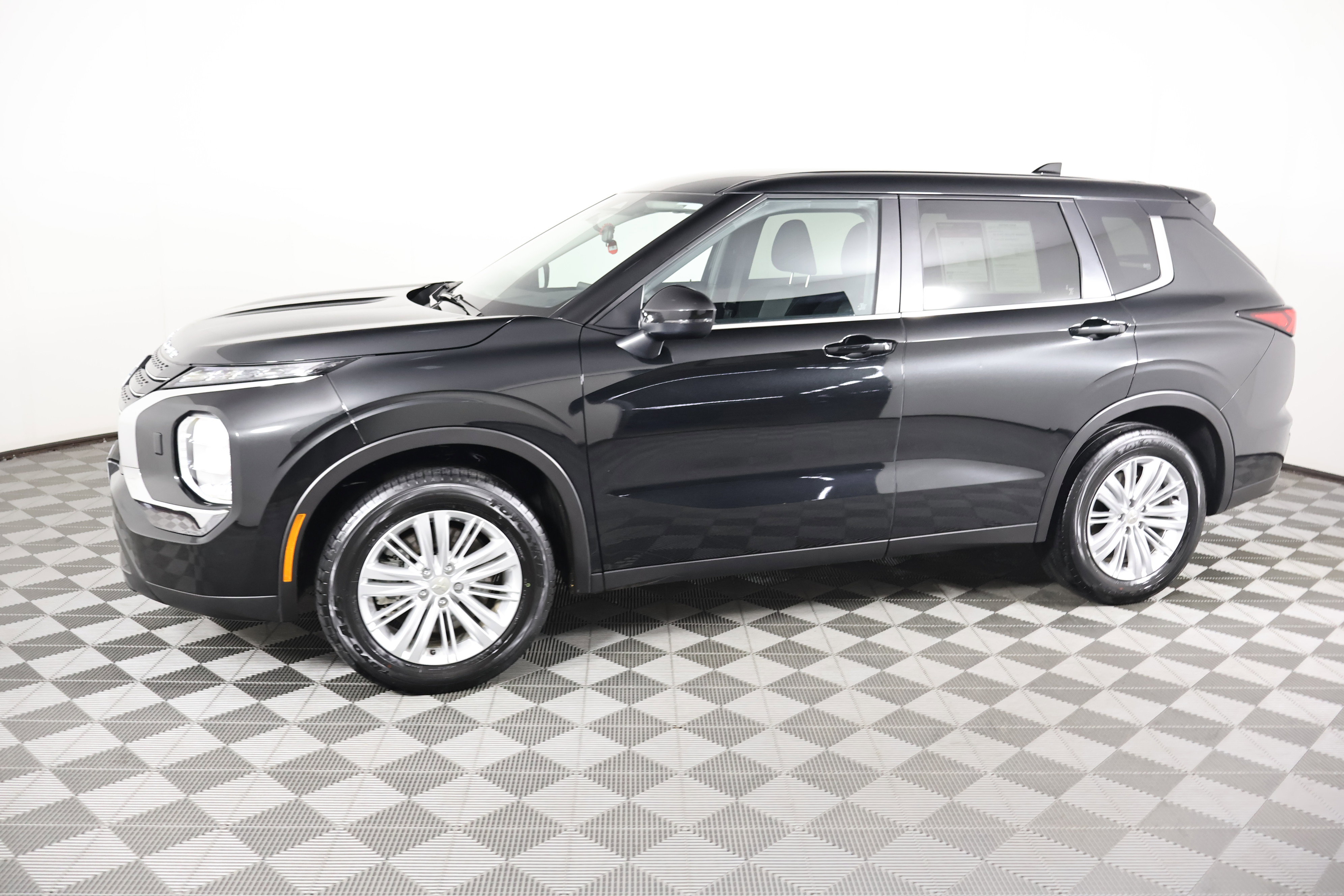 Used 2024 Mitsubishi Outlander ES image 9