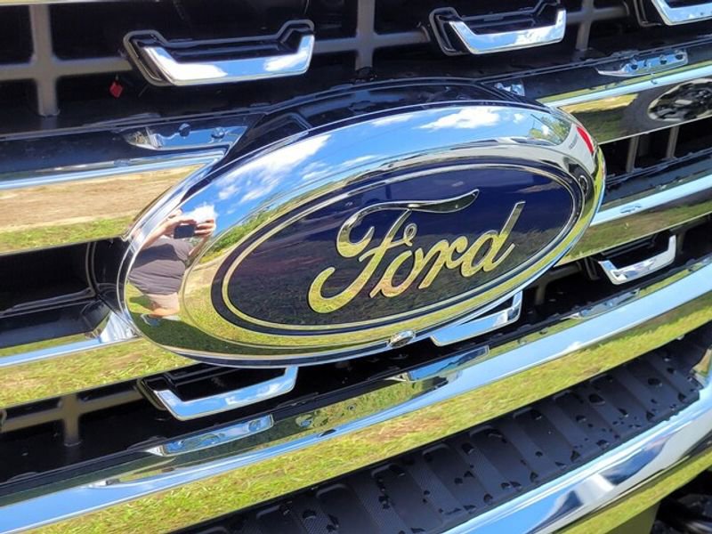 New 2025 Ford F250 Lariat w/ Chrome Package image 16