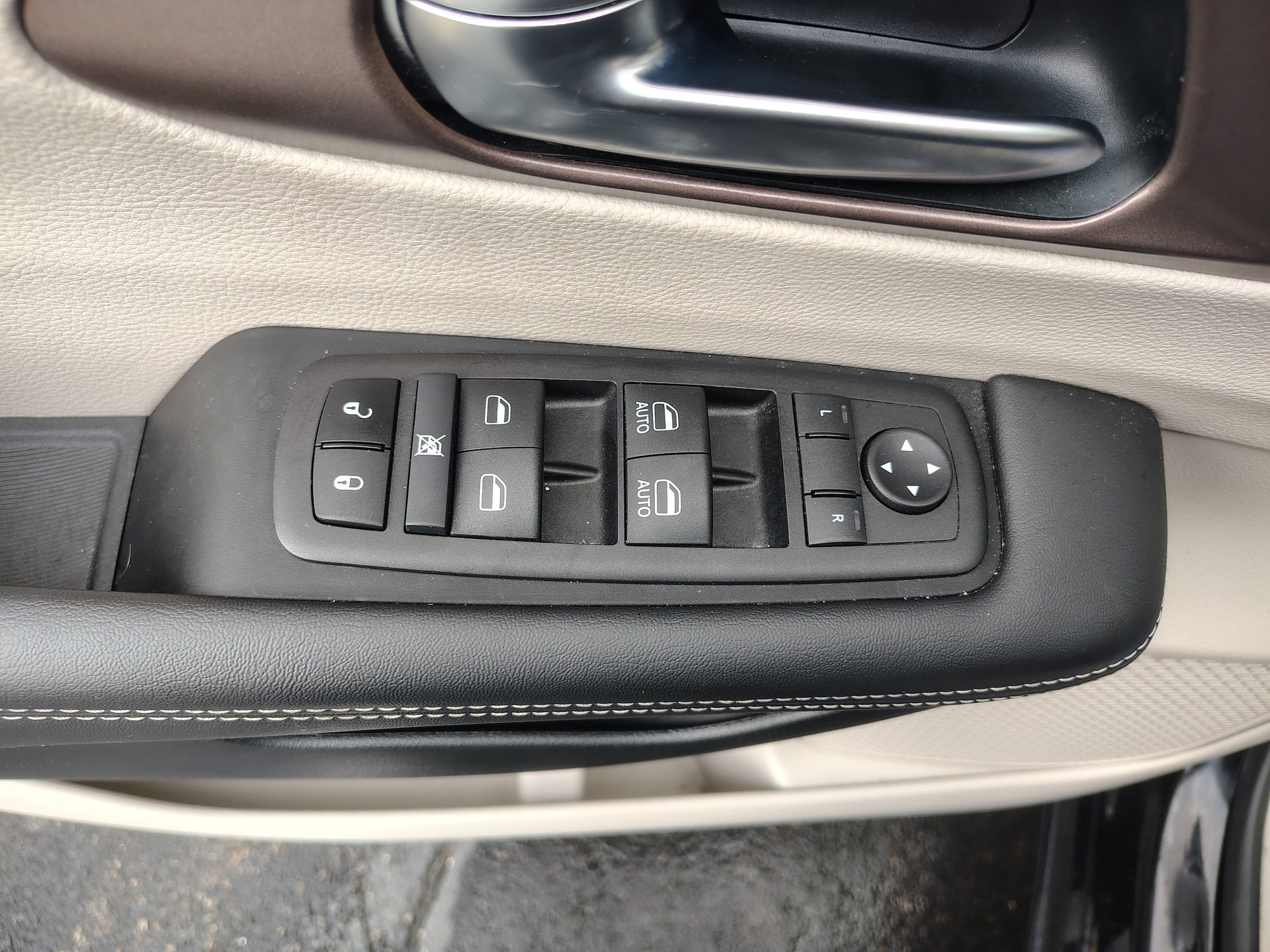 Certified 2024 Chrysler Voyager LX FWD image 32