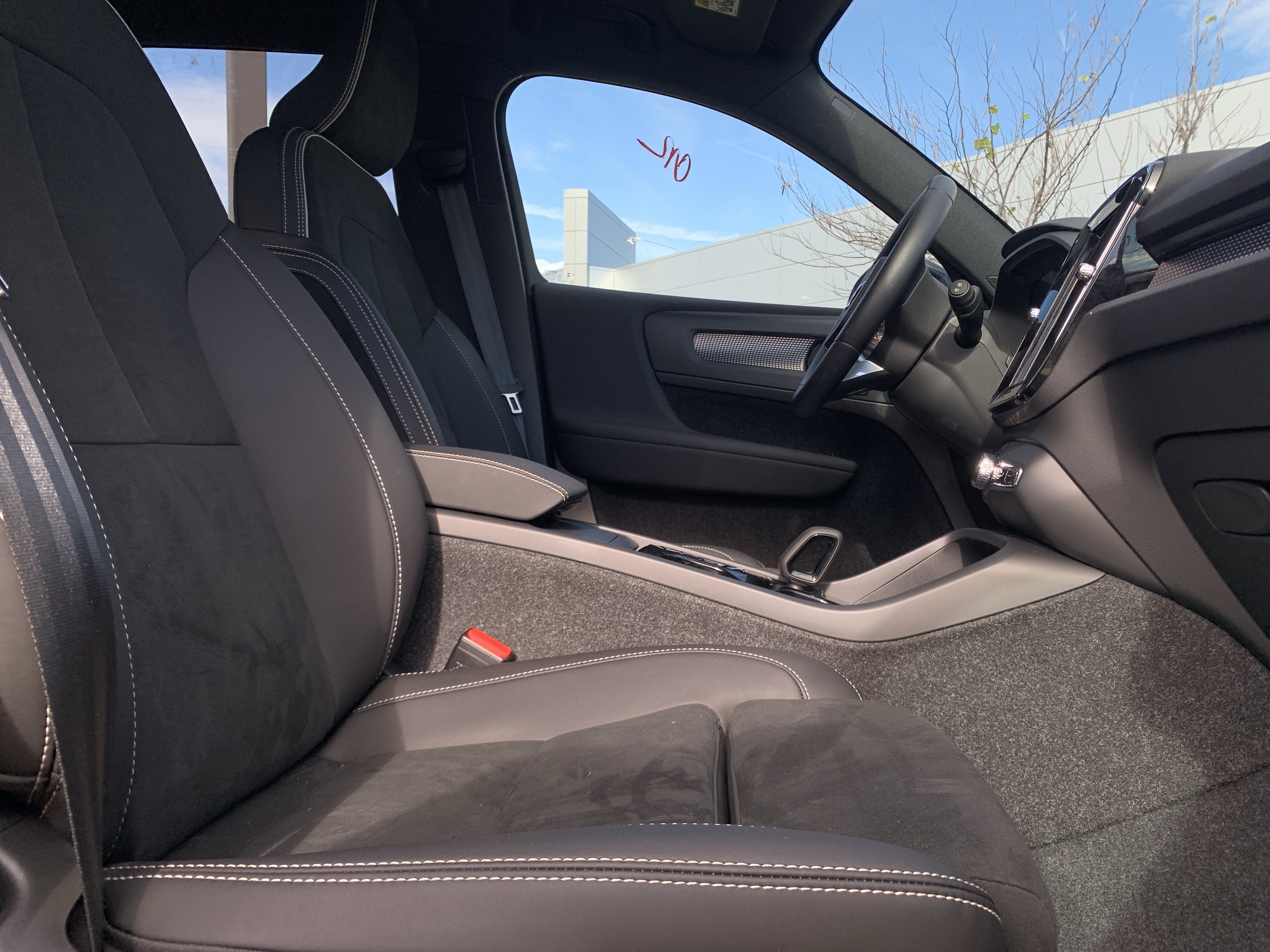 Used 2025 Volvo XC40 B5 Plus image 35