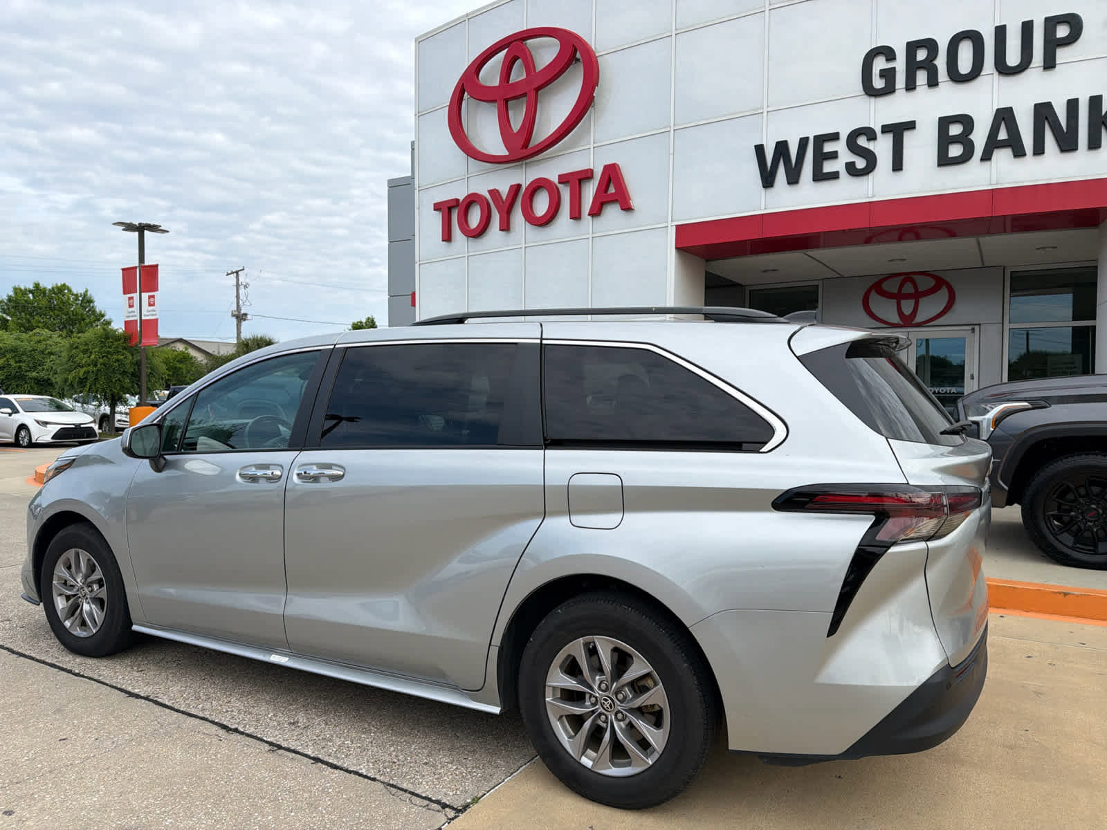 Used 2024 Toyota Sienna XLE FWD image 15