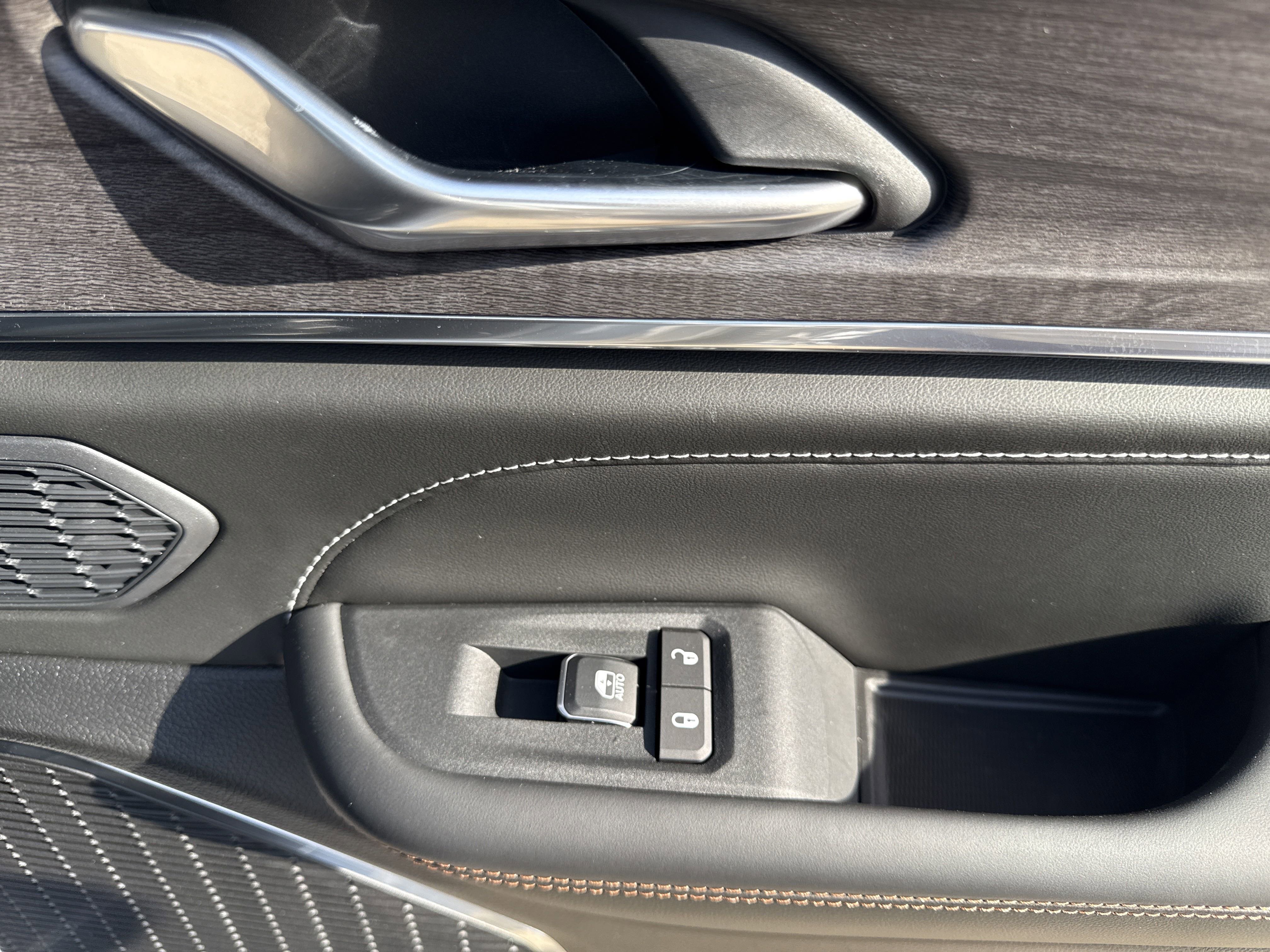 New 2025 Jeep Grand Cherokee L Overland w/ Trailer Tow Package image 30