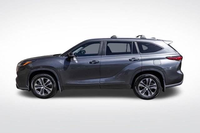 Used 2023 Toyota Highlander XLE AWD/4WD image 11