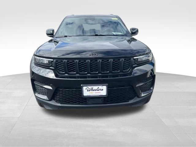 Used 2025 Jeep Grand Cherokee Altitude AWD/4WD image 2