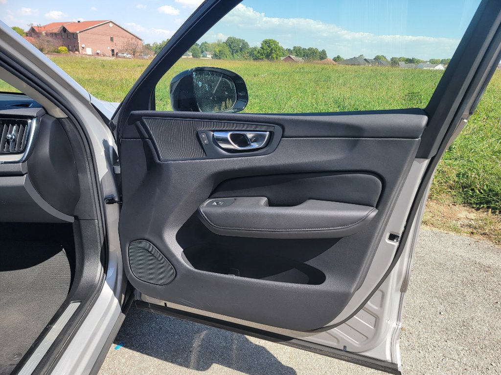 Used 2025 Volvo XC60 B5 Plus image 37
