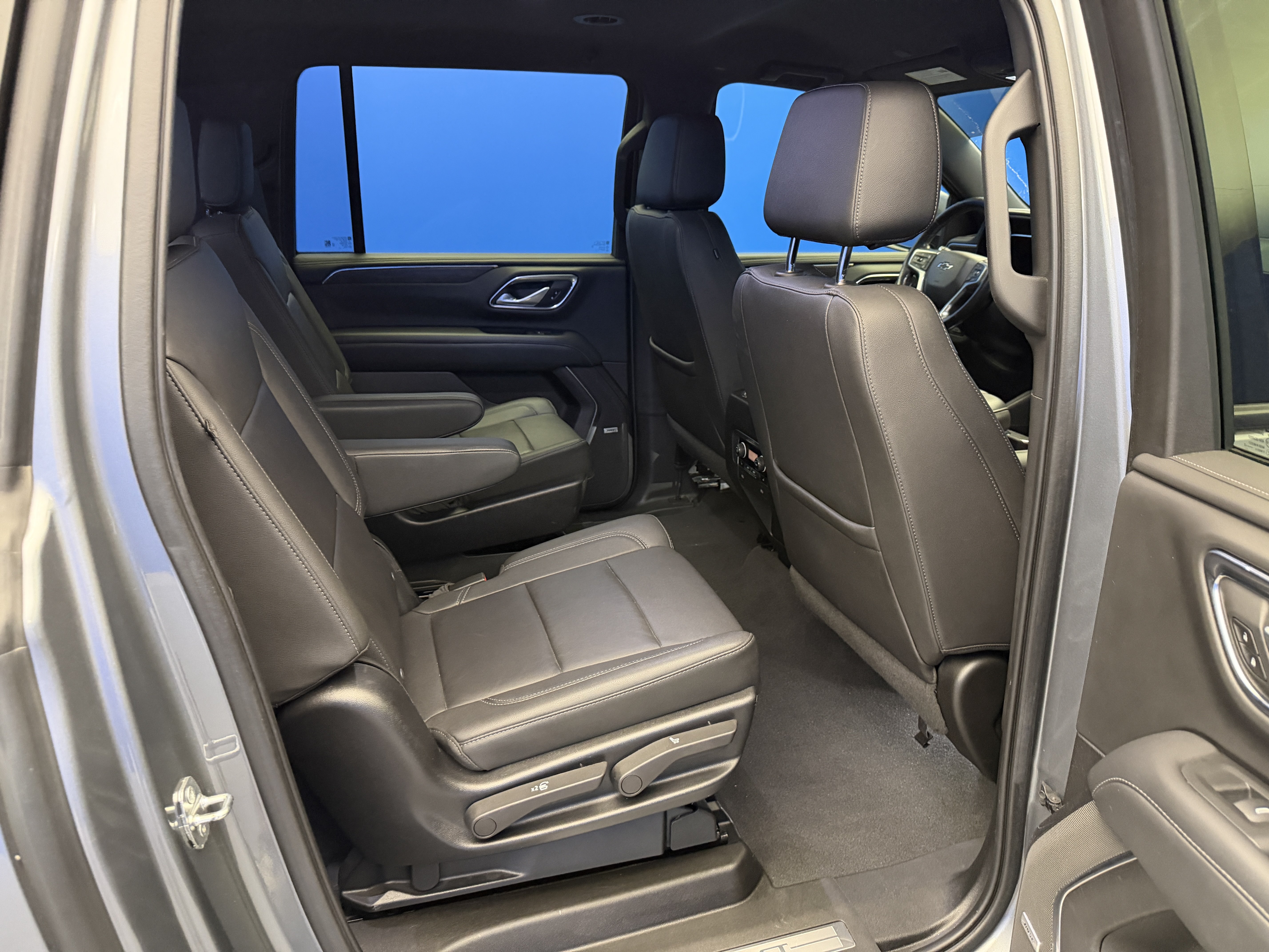 Used 2022 Chevrolet Suburban Z71 w/ Z71 Off-Road Package AWD/4WD image 29