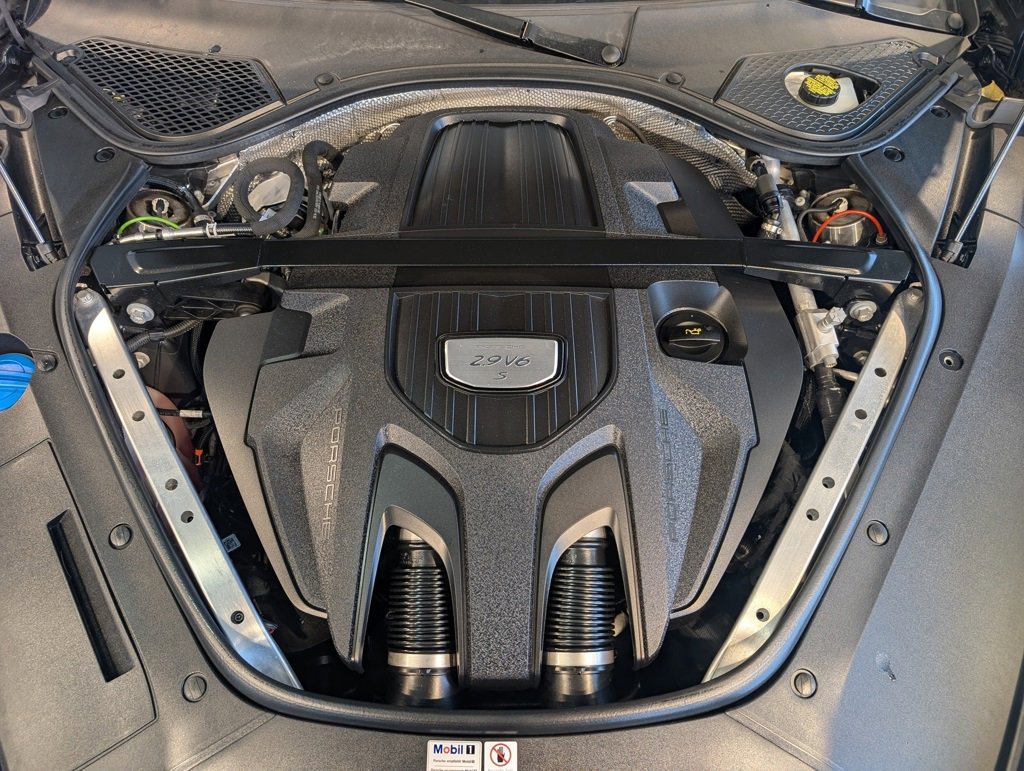 Used 2018 Porsche Panamera 4S image 32
