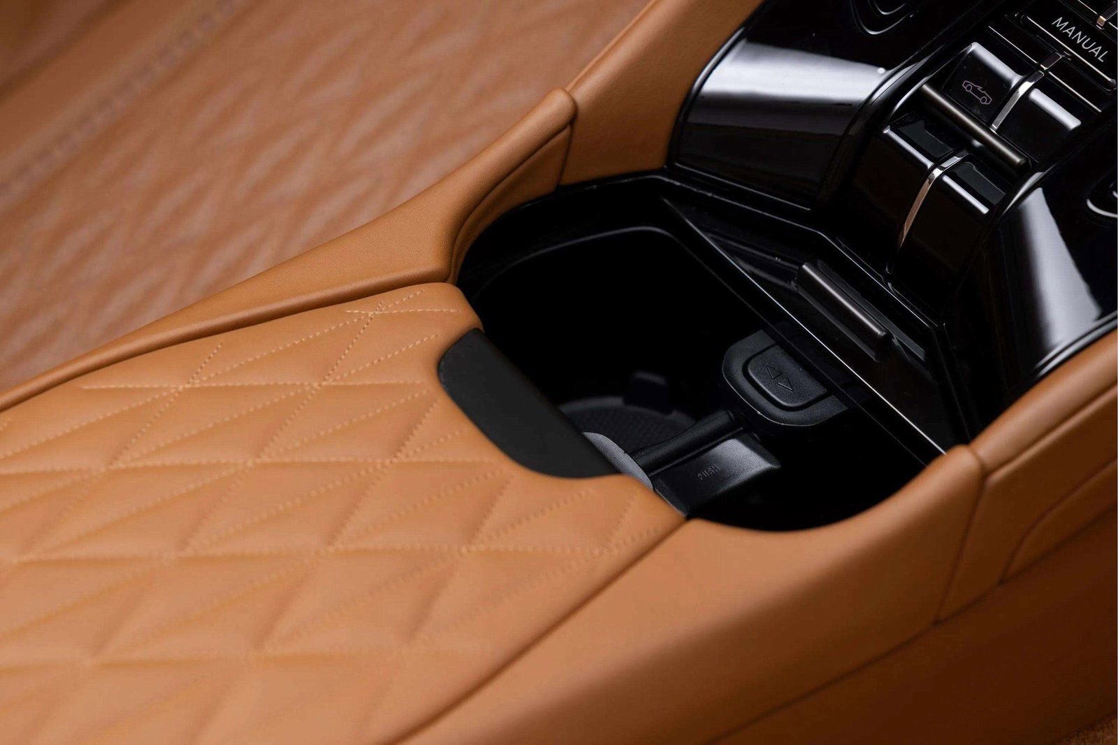 Used 2024 Aston Martin DB12 Convertible image 44