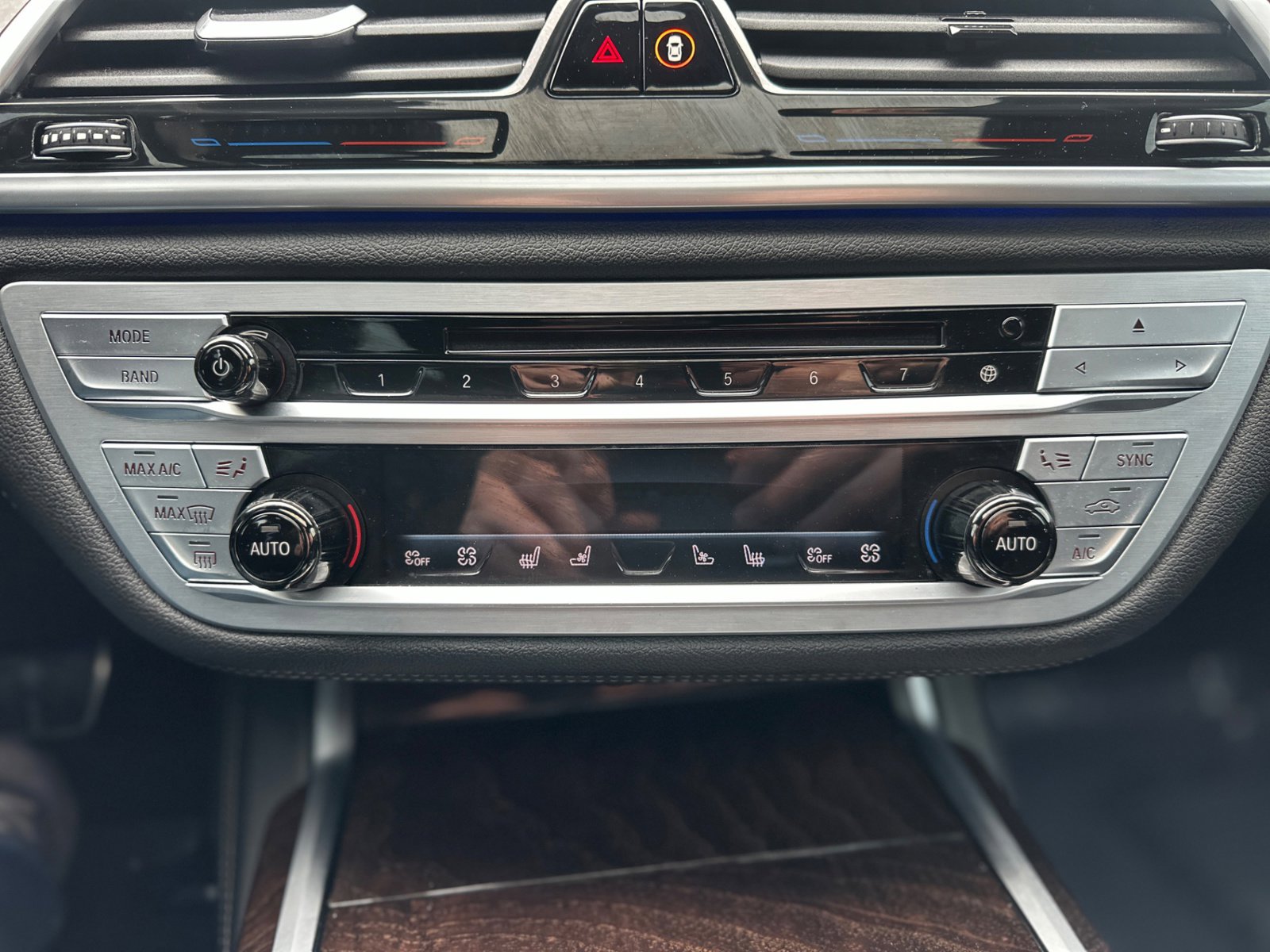 Used 2020 BMW 740i w/ M Sport Package image 29