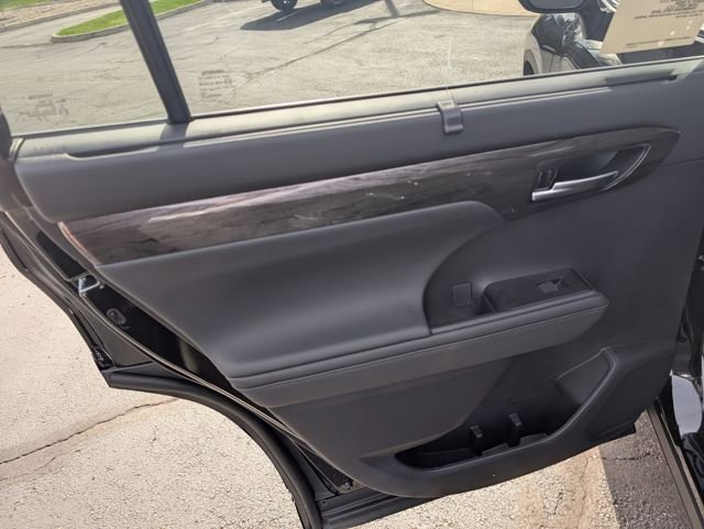 New 2026 Toyota Highlander Platinum image 10