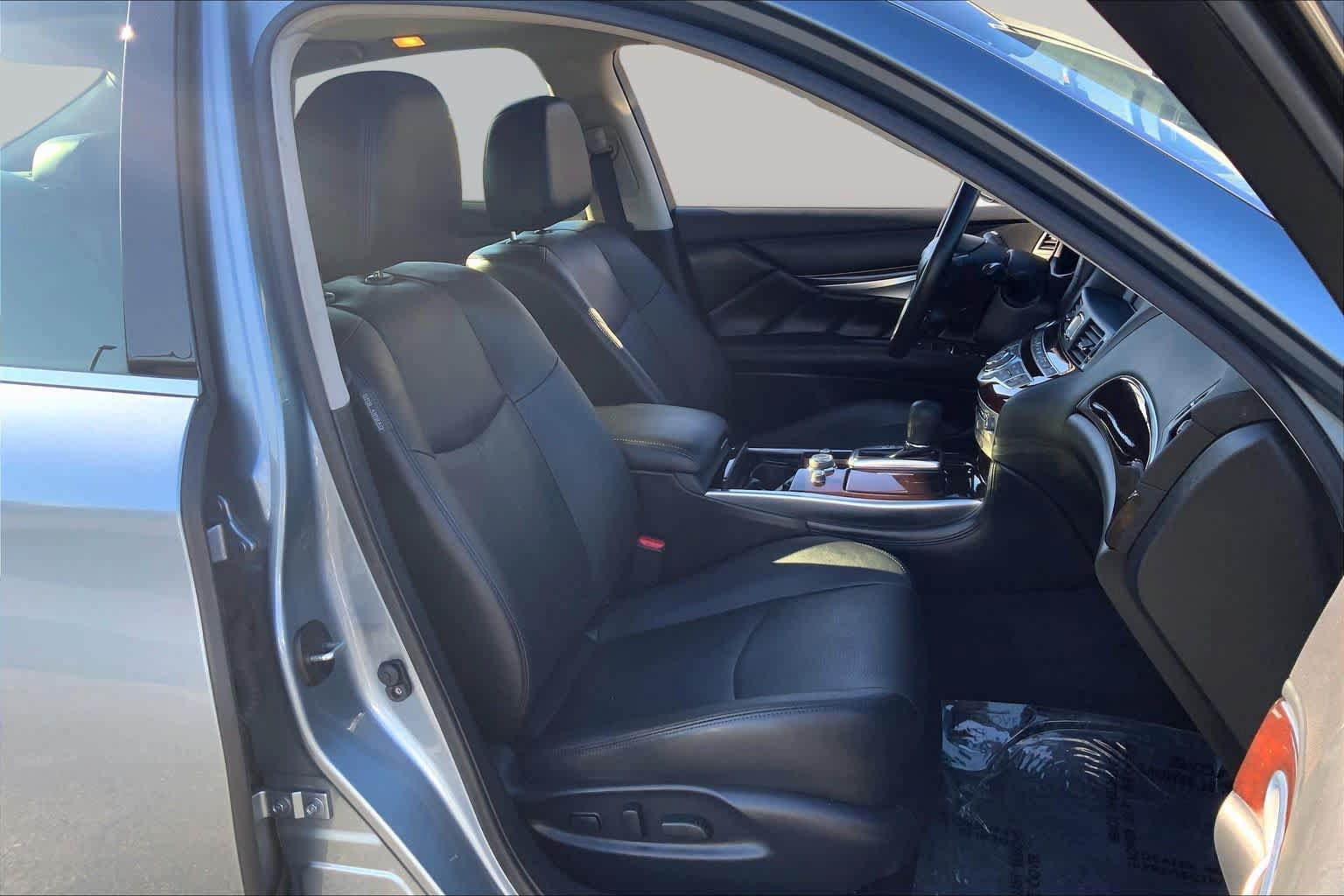 Used 2016 INFINITI Q70 3.7 AWD/4WD image 9