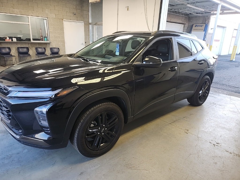 Used 2024 Chevrolet Trax ACTIV w/ Sunroof Package image 1
