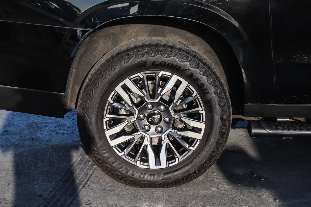 Used 2025 Chevrolet Suburban Z71 AWD/4WD image 12