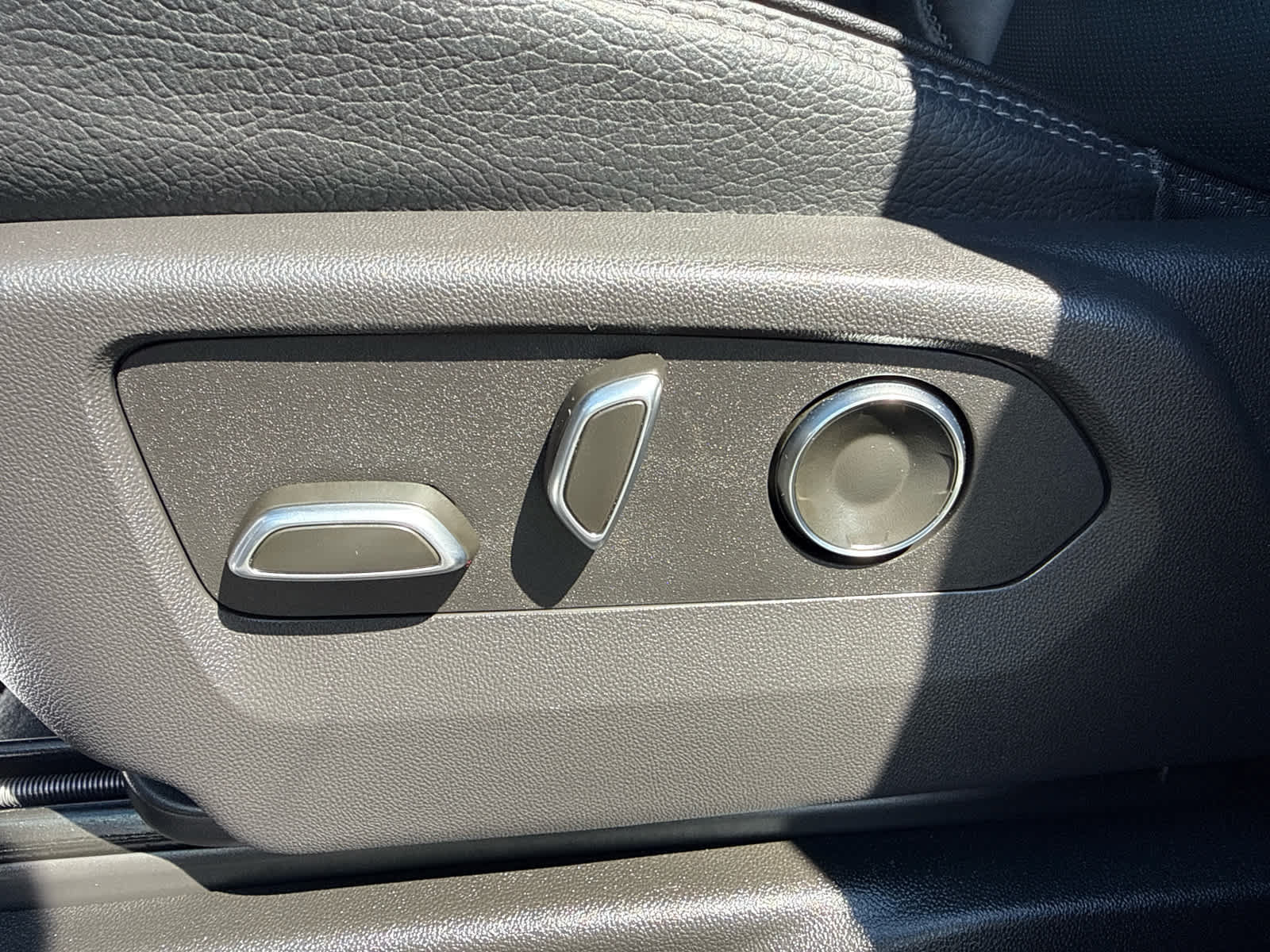 Certified 2025 GMC Yukon Denali AWD/4WD image 12