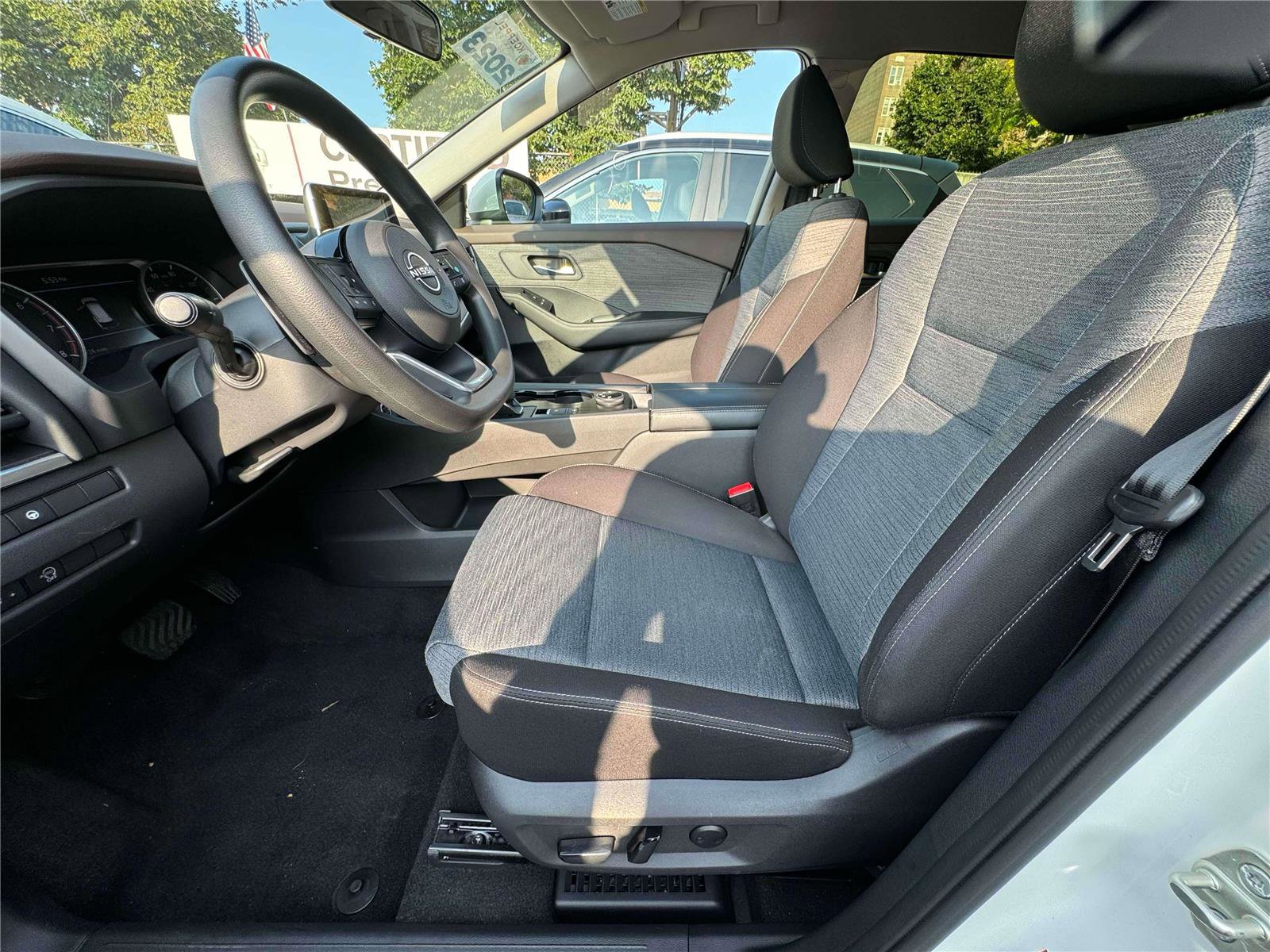 Used 2023 Nissan Rogue SV image 19