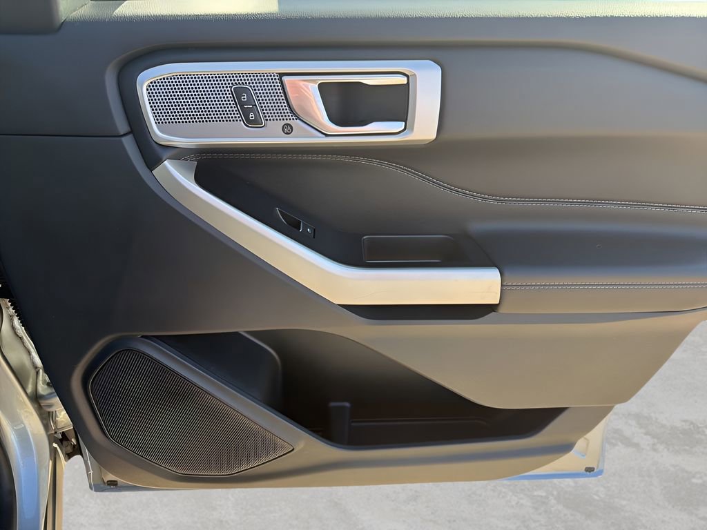 Used 2022 Ford Explorer Limited w/ Equipment Group 301A image 11