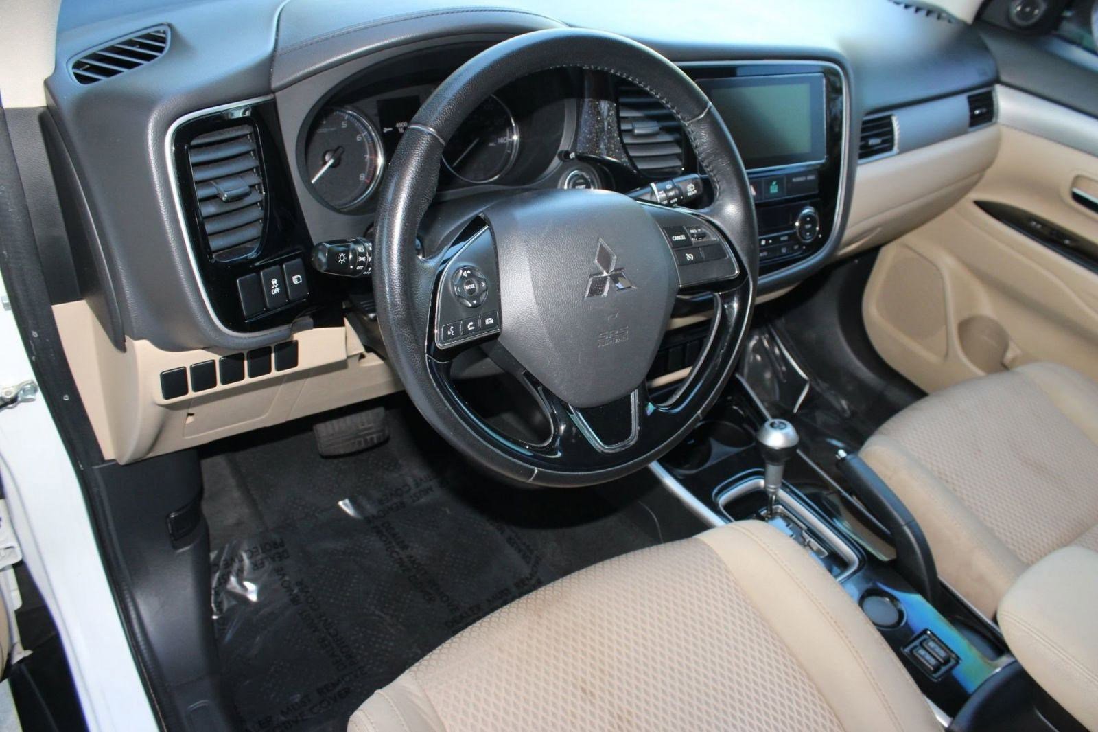 Used 2017 Mitsubishi Outlander SE image 4