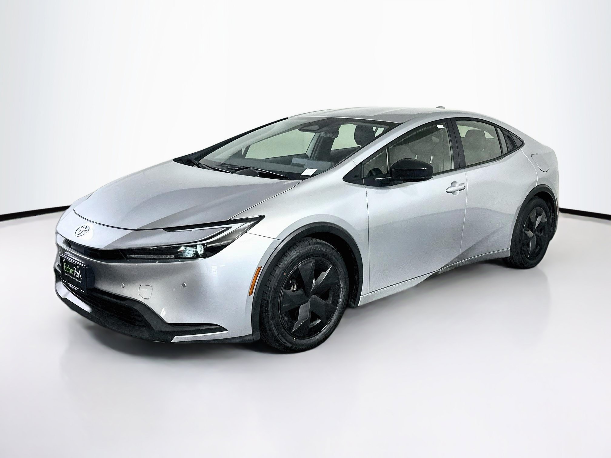 Used 2025 Toyota Prius LE FWD image 3
