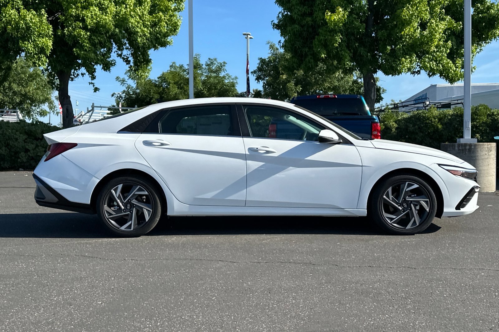 New 2026 Hyundai Elantra Limited FWD image 3