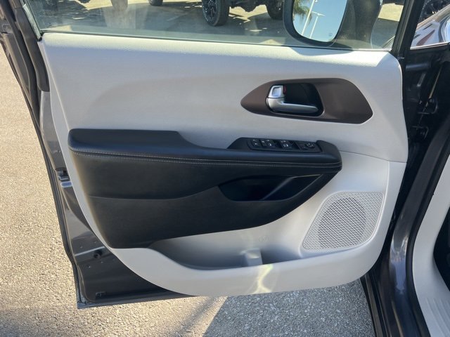 Used 2022 Chrysler Voyager LX image 13