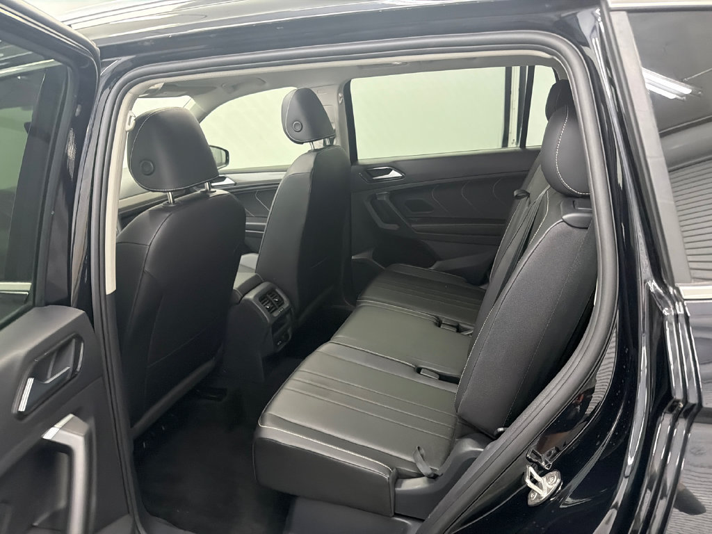 Used 2023 Volkswagen Tiguan SE w/ Panoramic Sunroof Package FWD image 21