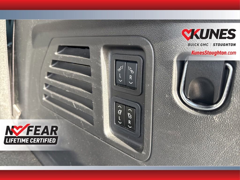 Used 2025 Chevrolet Traverse RS image 44