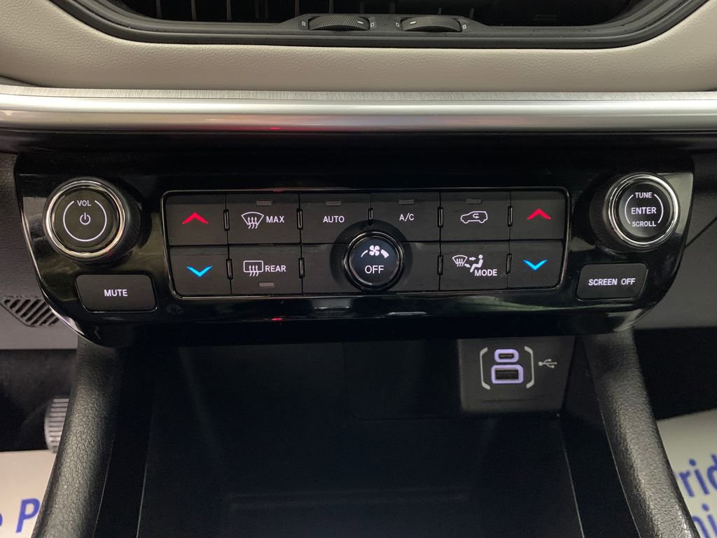 Used 2025 Jeep Compass Limited image 25