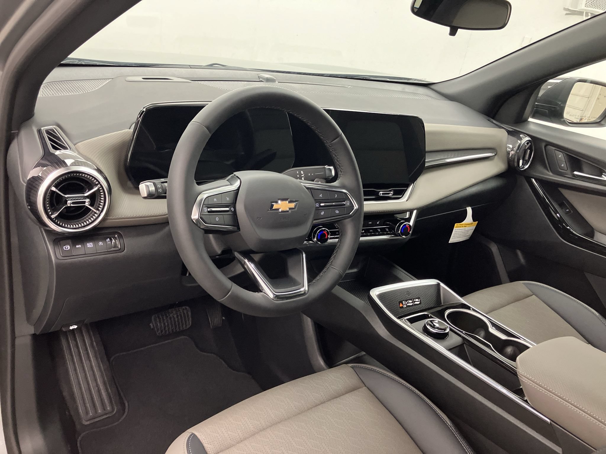 New 2027 Chevrolet Equinox LT w/ Convenience Package II AWD/4WD image 9