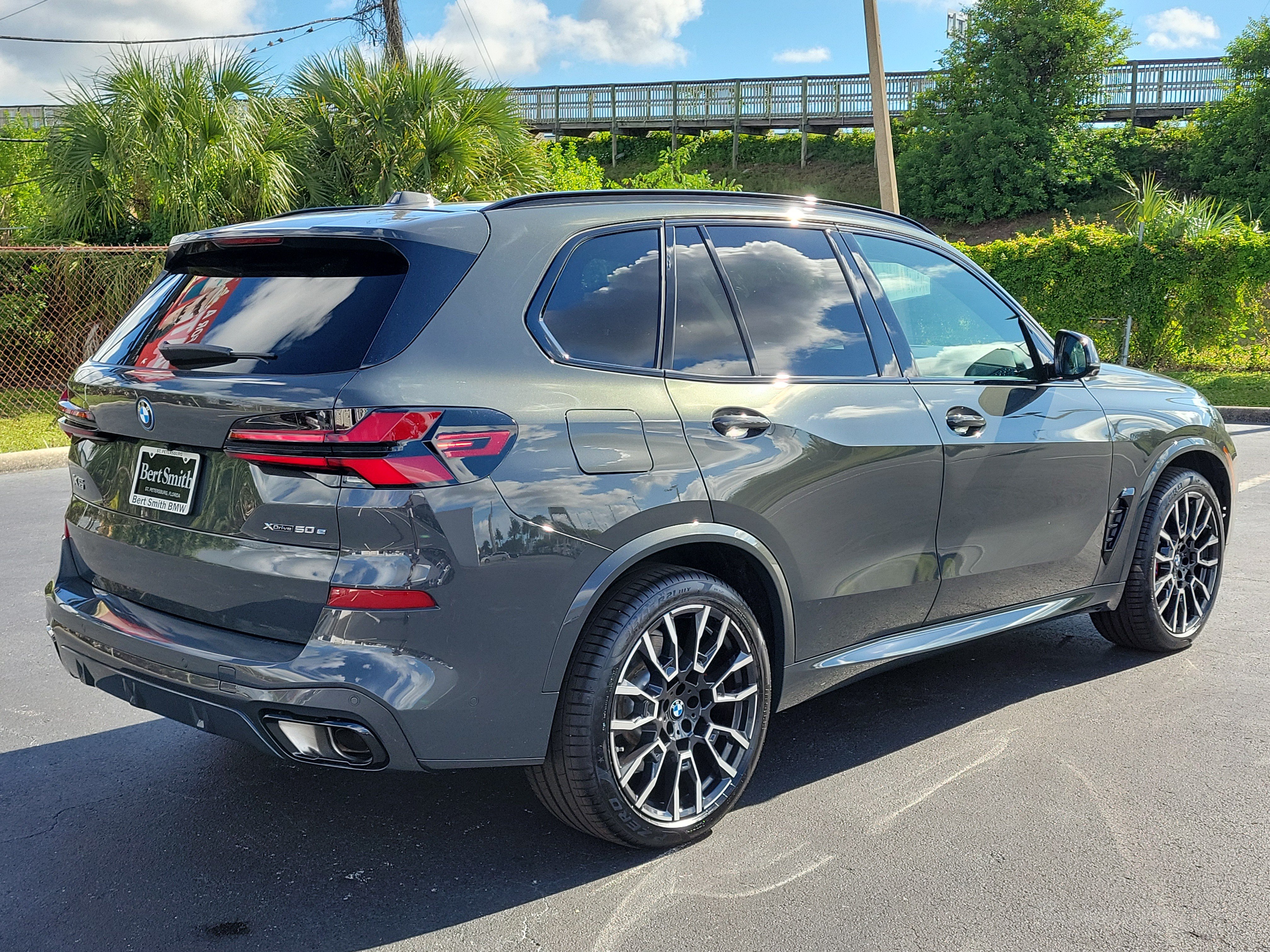 Used 2026 BMW X5 xDrive50e w/ M Sport Package AWD/4WD image 3