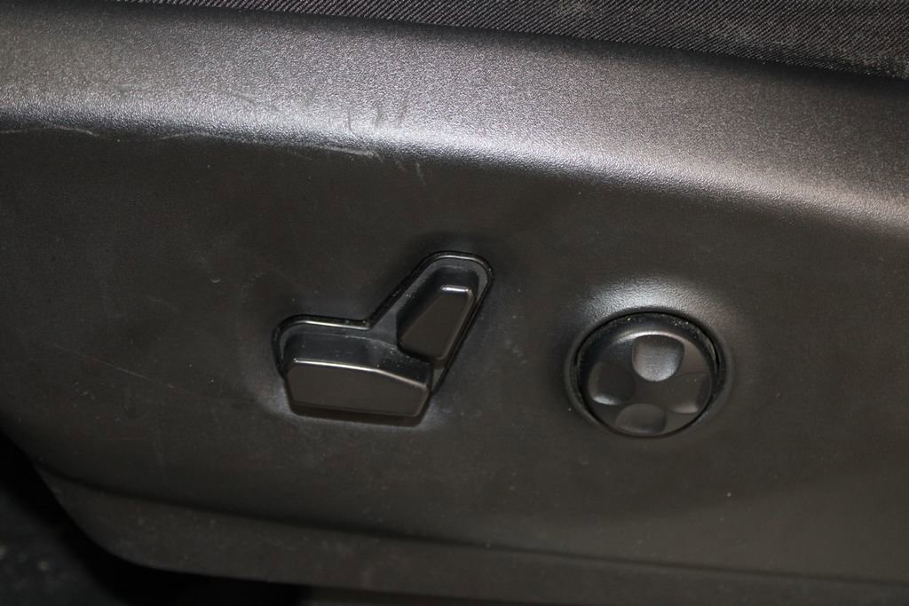 Used 2023 Chrysler Pacifica Touring-L FWD image 17