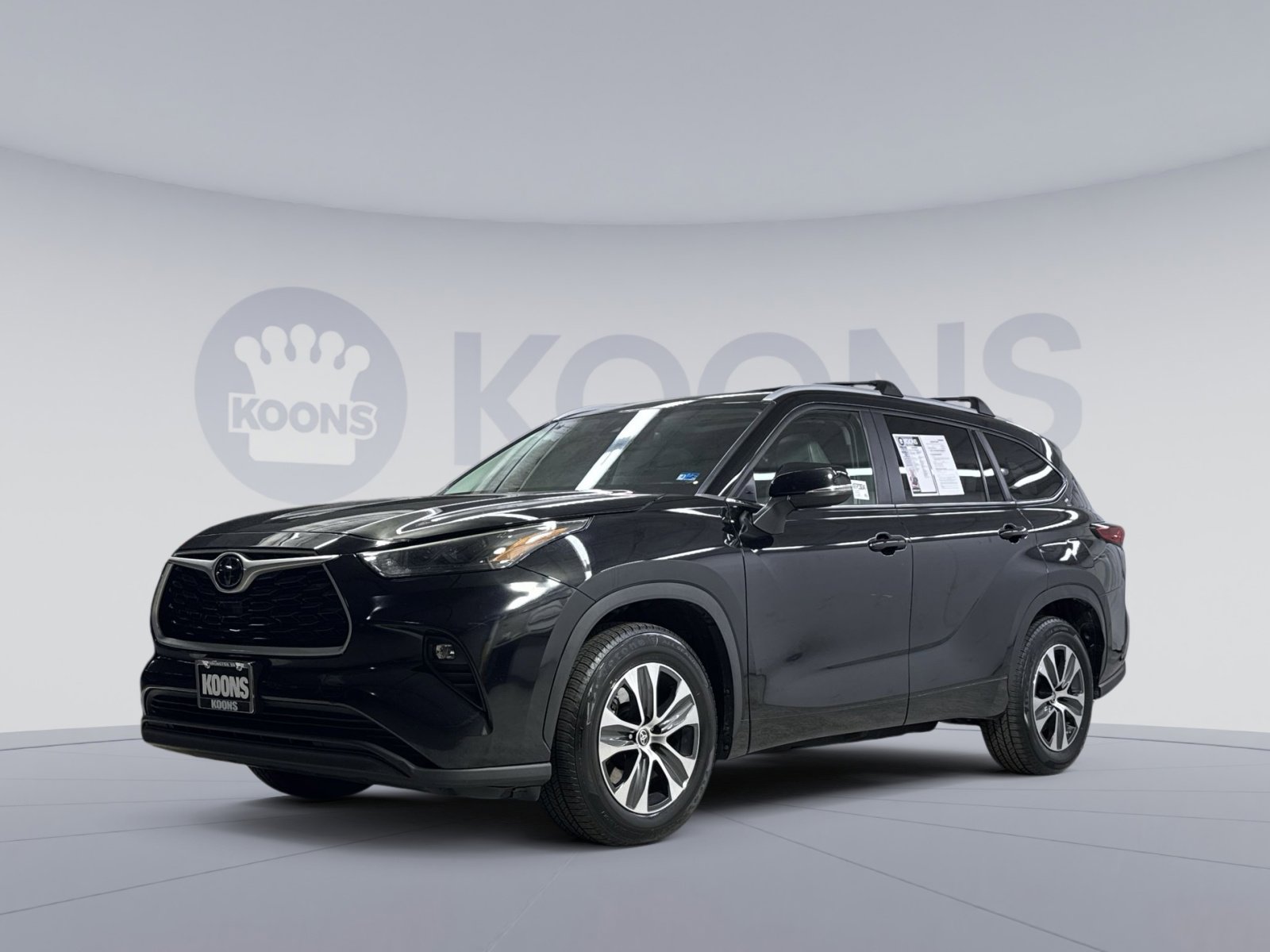 Used 2023 Toyota Highlander XLE FWD image 1