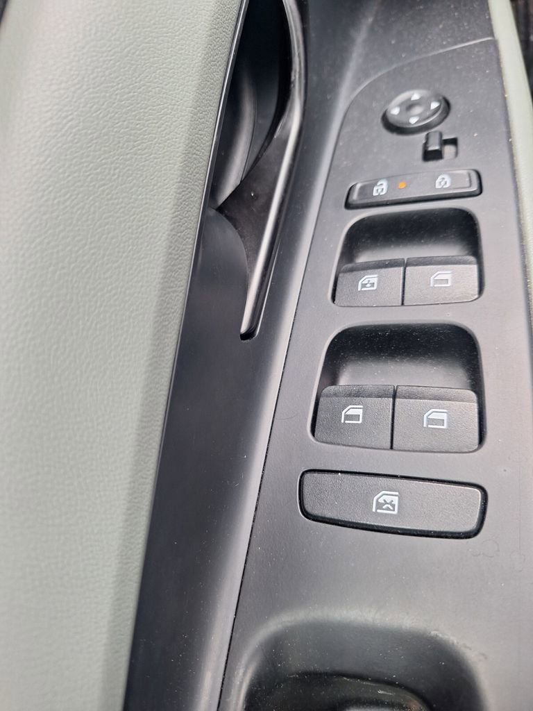 Used 2025 Hyundai Elantra Limited image 21