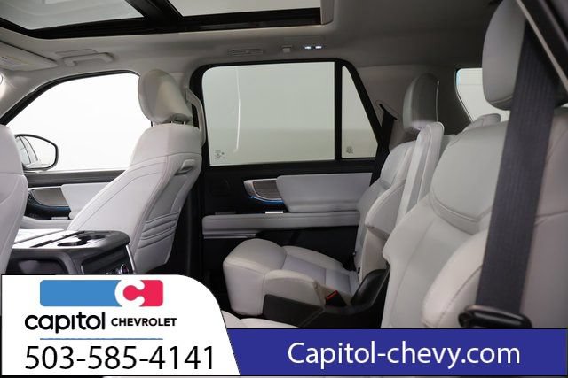 Used 2025 Ford Expedition Platinum w/ Driver's Package AWD/4WD image 32