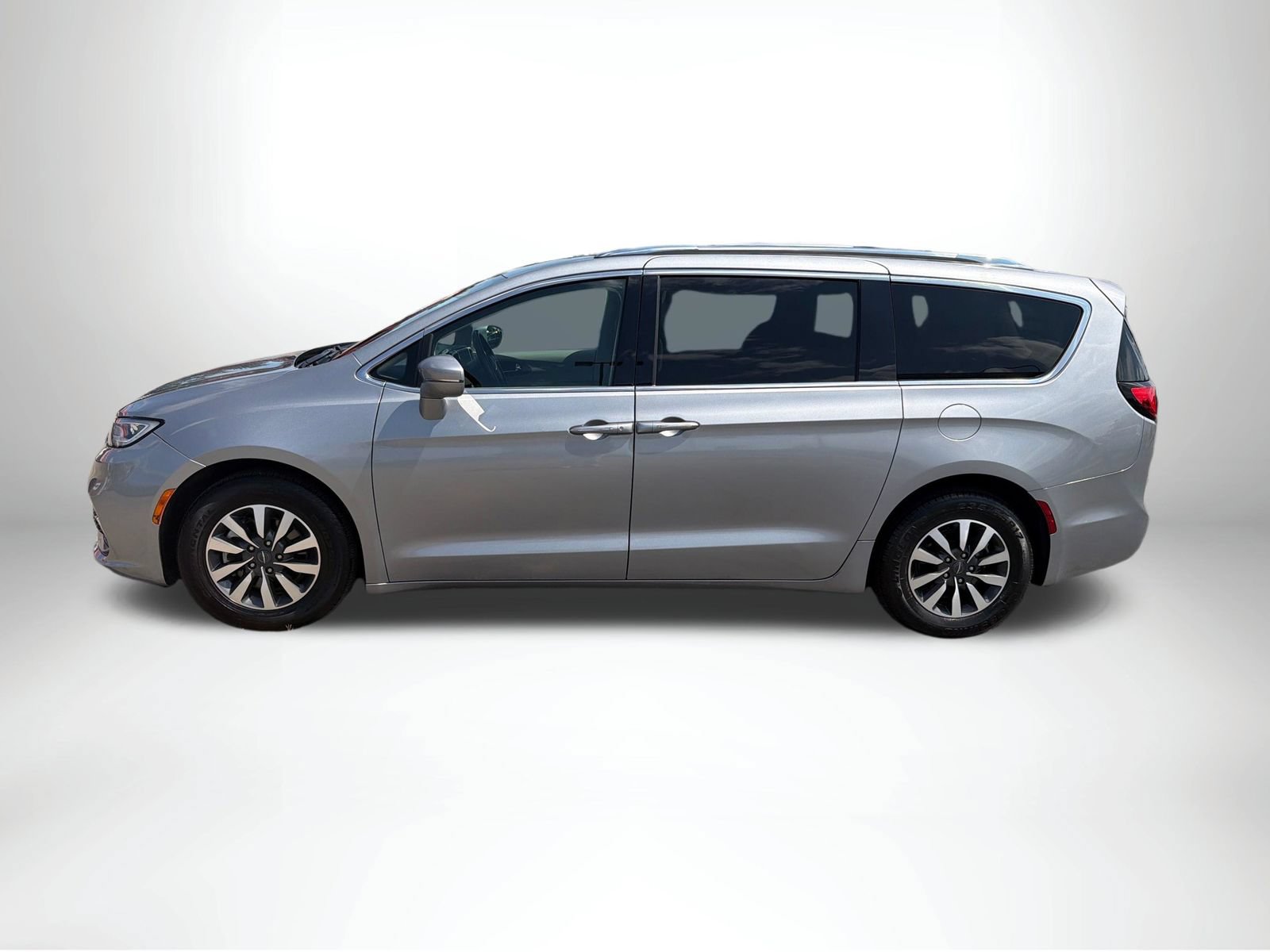 Used 2021 Chrysler Pacifica Touring-L FWD image 3