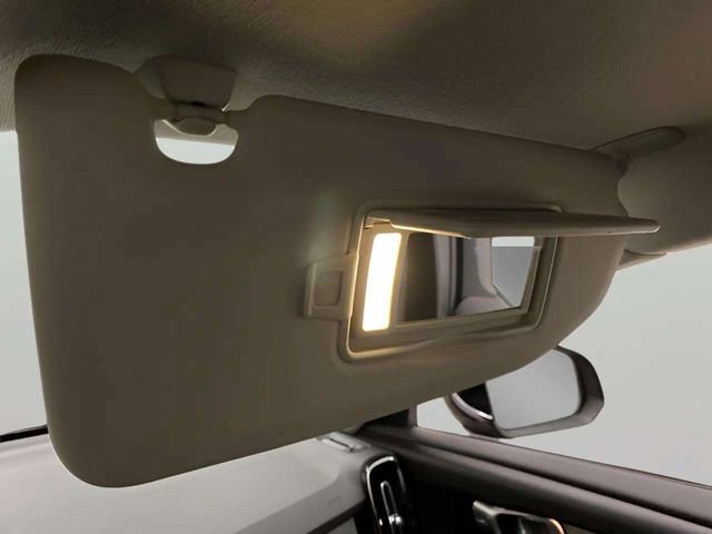 Used 2025 Volvo XC40 B5 Plus image 59