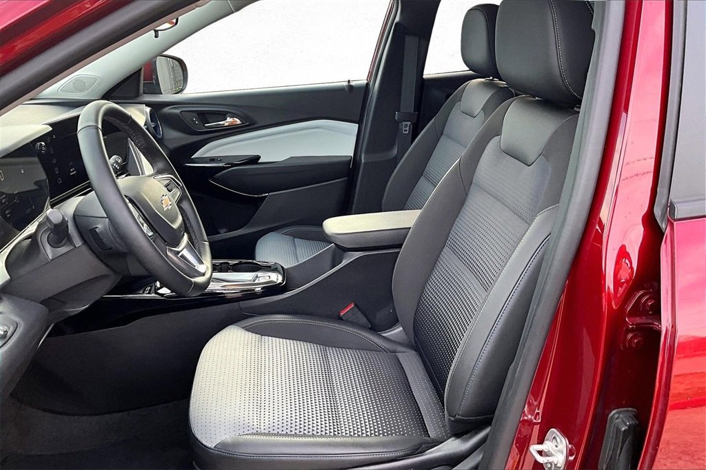 Used 2024 Chevrolet Trax LT w/ Sunroof Package image 20