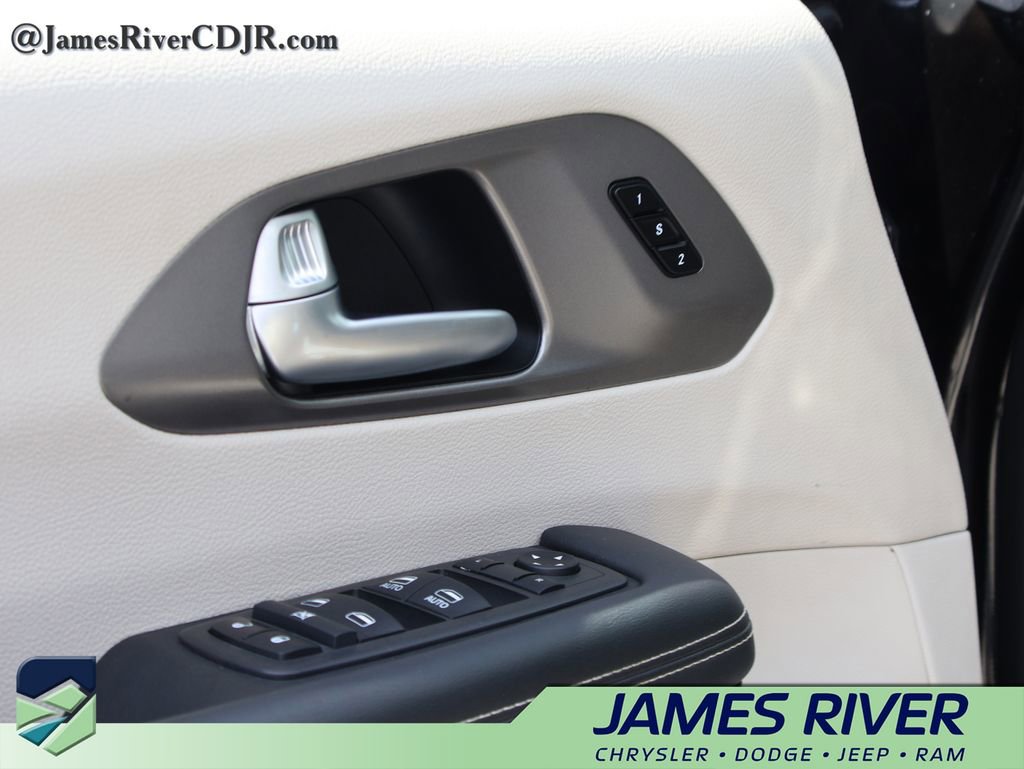 Used 2024 Chrysler Pacifica Touring-L image 21