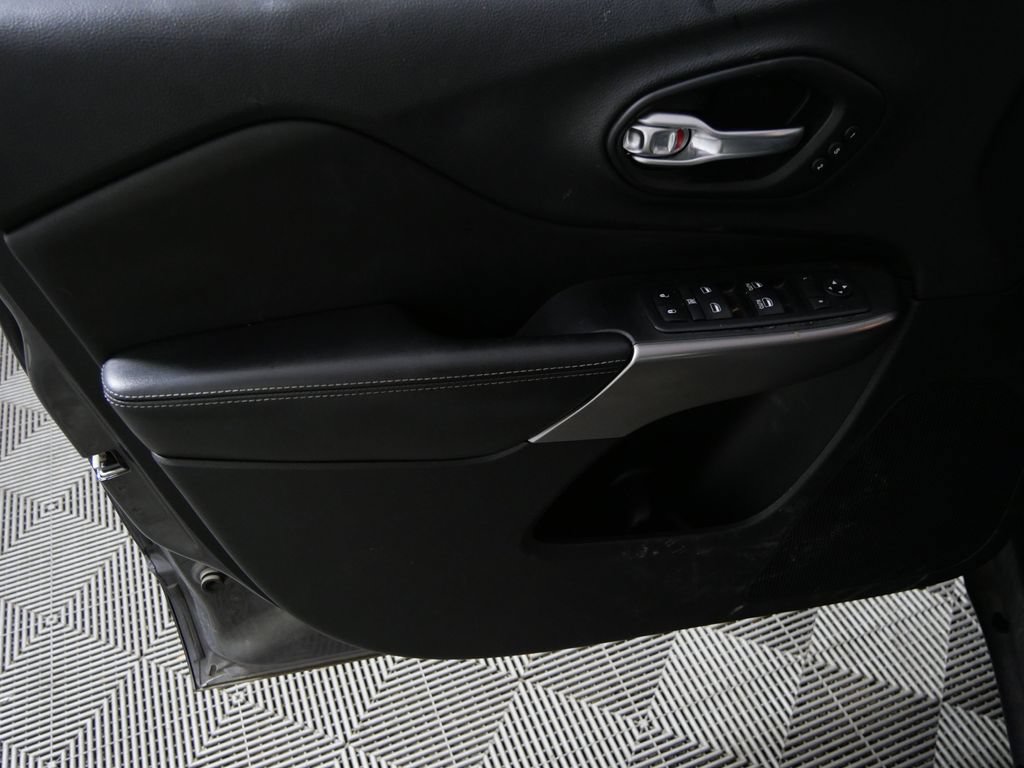 Used 2019 Jeep Cherokee Limited w/ Luxury Group AWD/4WD image 16