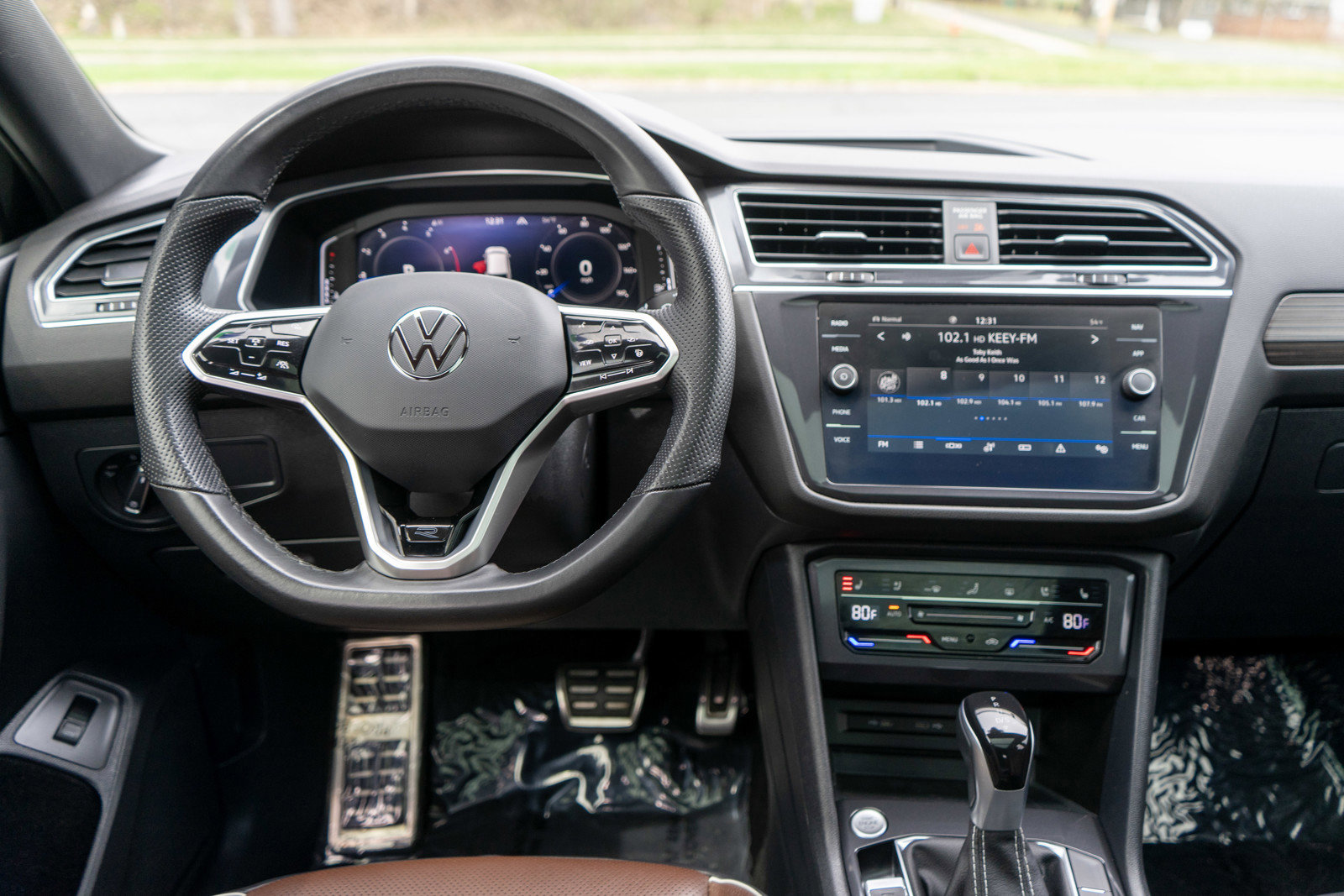 Used 2022 Volkswagen Tiguan SEL R-Line AWD/4WD image 13