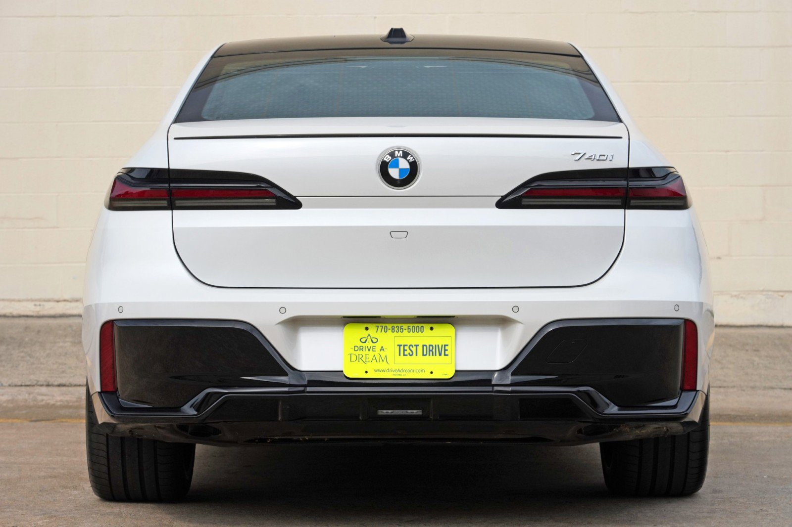 Used 2023 BMW 740i w/ Parking Assistance Package RWD image 11
