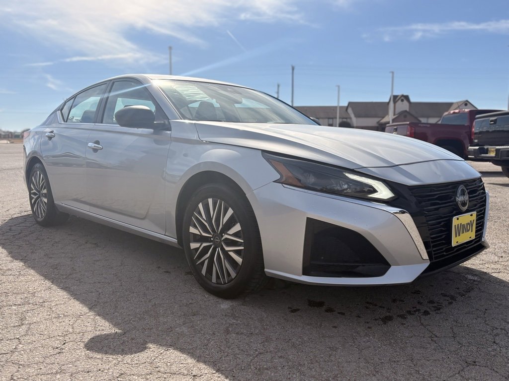Used 2024 Nissan Altima 2.5 SV image 3