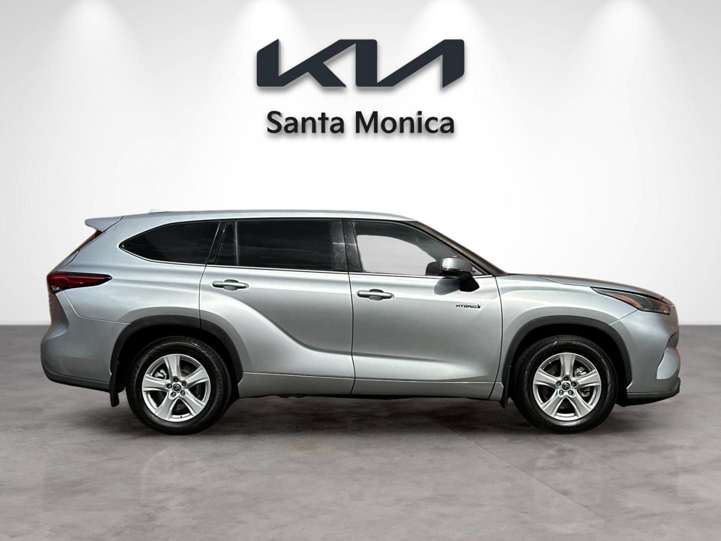 Used 2021 Toyota Highlander LE AWD/4WD image 7